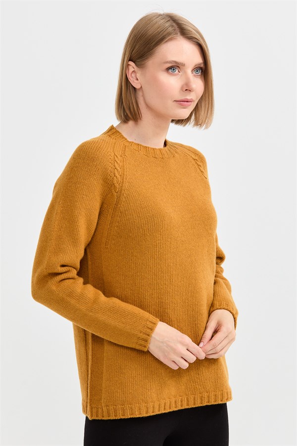 Женский шерстяной свитер с круглым вырезом и вязкой косичка на рукаве горчичный