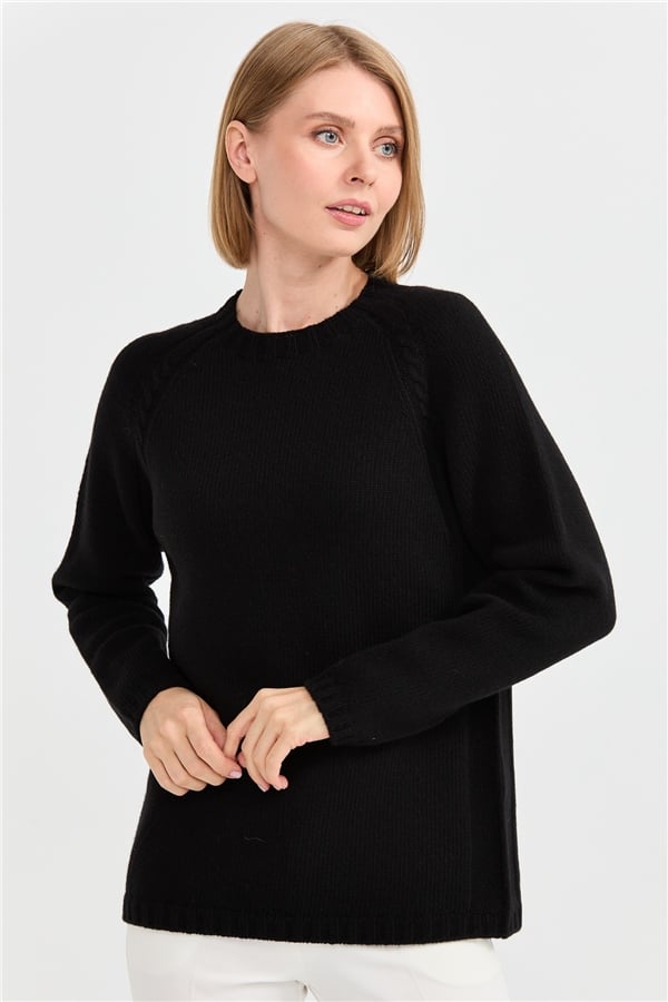 Женский шерстяной свитер с круглым вырезом и вязкой косичка на рукаве черный 