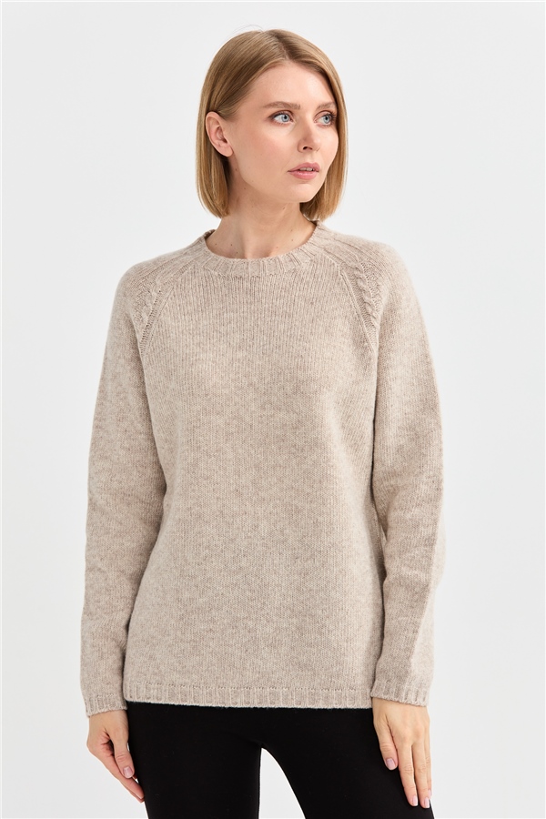 Женский шерстяной свитер с круглым вырезом и вязкой косичка на рукаве бежевый 