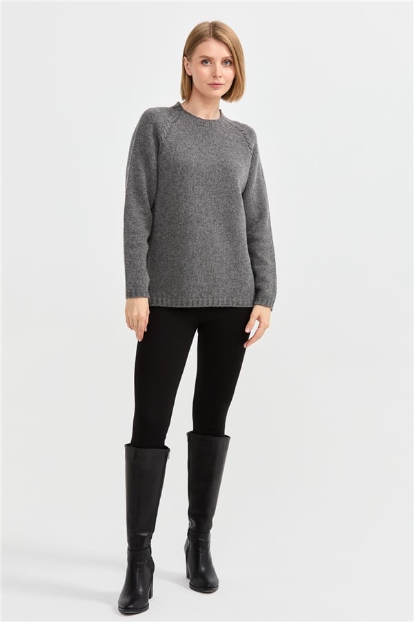 Женский шерстяной свитер с круглым вырезом и вязкой косичка на рукаве дымчатый 