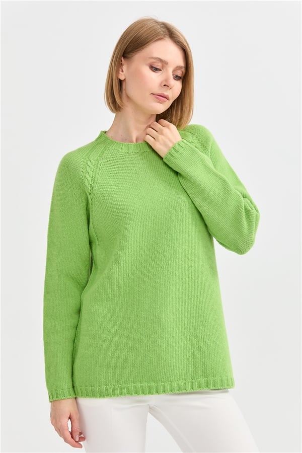 Женский шерстяной свитер с круглым вырезом и вязкой косичка на рукаве светло зелёный 