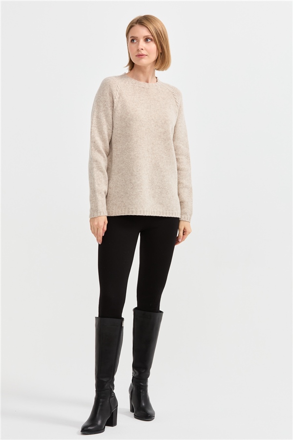 Женский шерстяной свитер с круглым вырезом и вязкой косичка на рукаве бежевый 