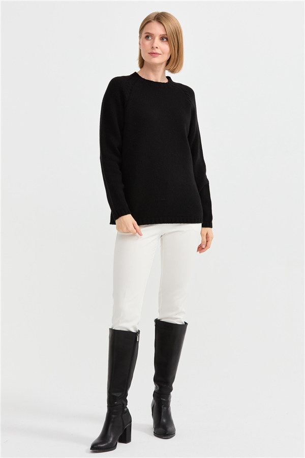 Женский шерстяной свитер с круглым вырезом и вязкой косичка на рукаве черный 