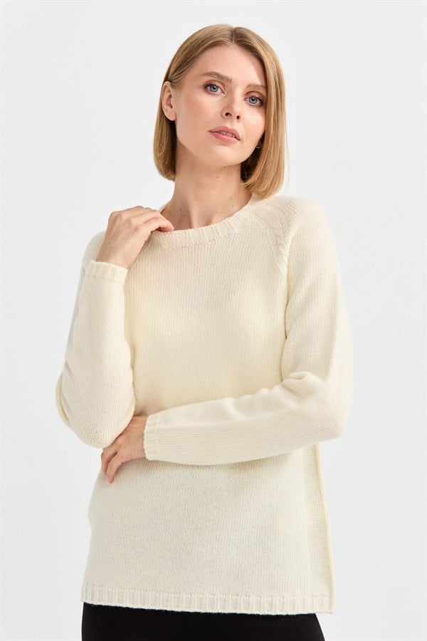 Женский шерстяной свитер с круглым вырезом и вязкой косичка на рукаве молочный 