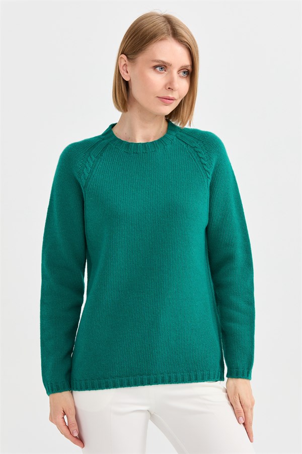 Женский шерстяной свитер с круглым вырезом и вязкой косичка на рукаве ярко зеленый 