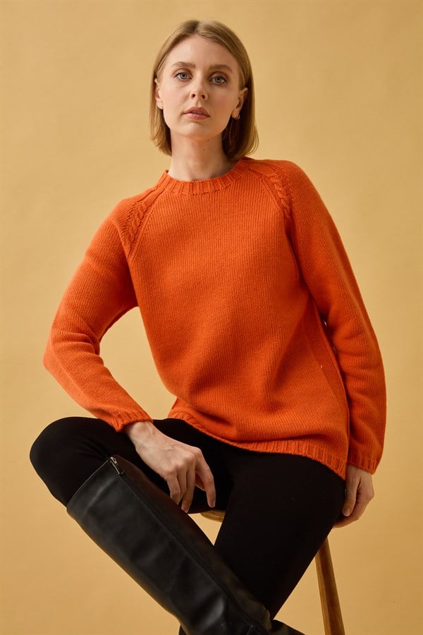 Женский шерстяной свитер с круглым вырезом и вязкой косичка на рукаве оранжевый 