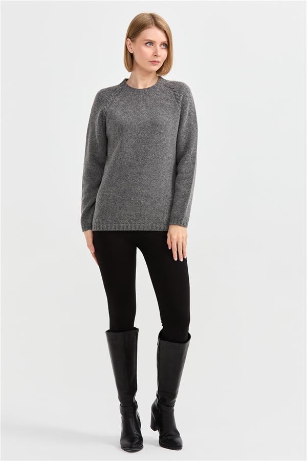 Женский шерстяной свитер с круглым вырезом и вязкой косичка на рукаве дымчатый 