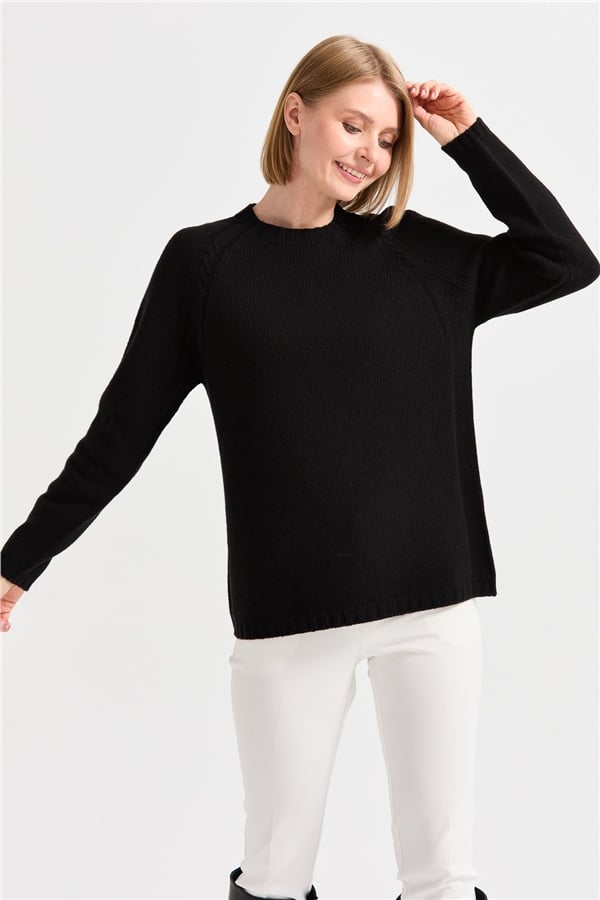 Женский шерстяной свитер с круглым вырезом и вязкой косичка на рукаве черный 