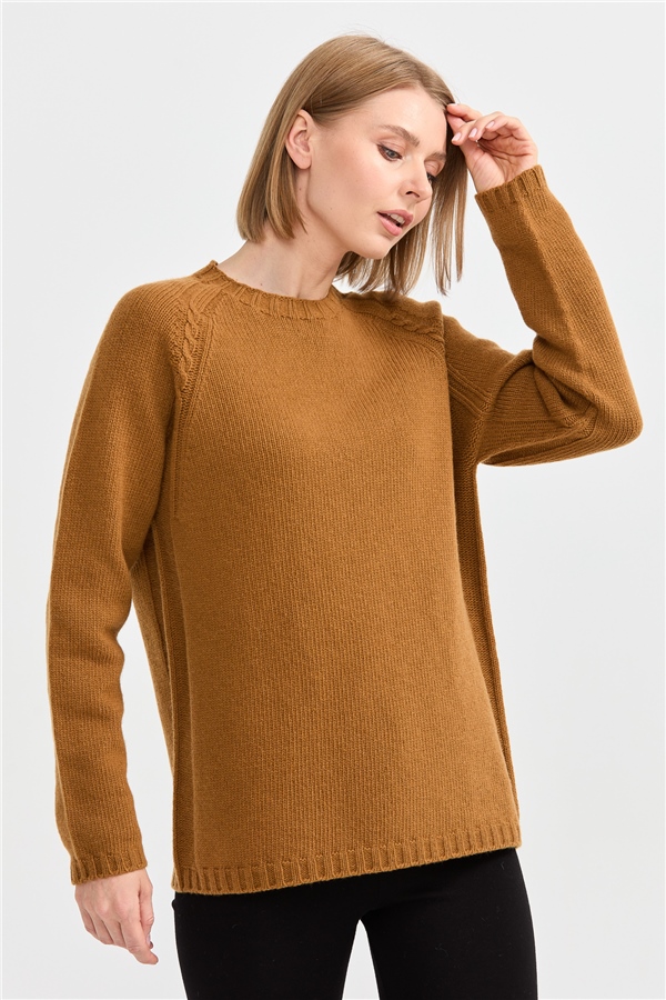 Женский шерстяной свитер с круглым вырезом и вязкой косичка темно коричневый