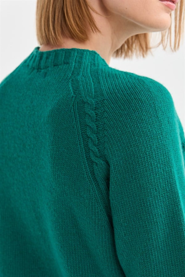Женский шерстяной свитер с круглым вырезом и вязкой косичка на рукаве ярко зеленый 