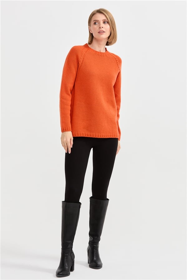 Женский шерстяной свитер с круглым вырезом и вязкой косичка на рукаве оранжевый 