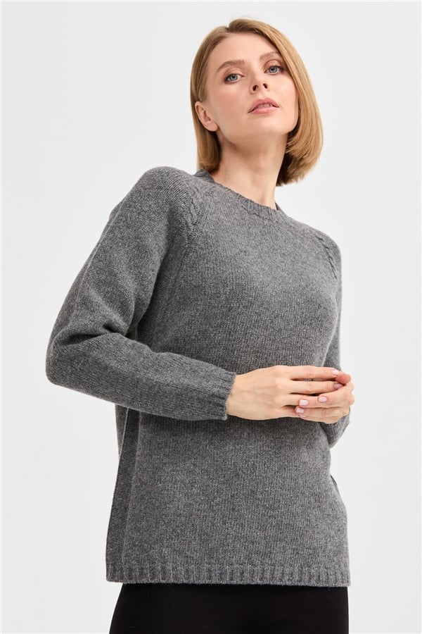 Женский шерстяной свитер с круглым вырезом и вязкой косичка на рукаве дымчатый 