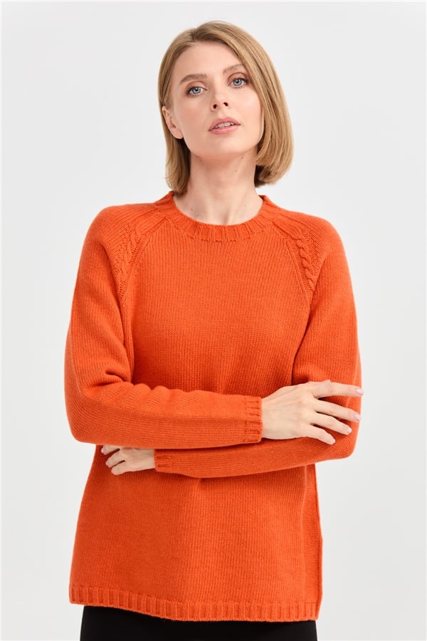 Женский шерстяной свитер с круглым вырезом и вязкой косичка на рукаве оранжевый 