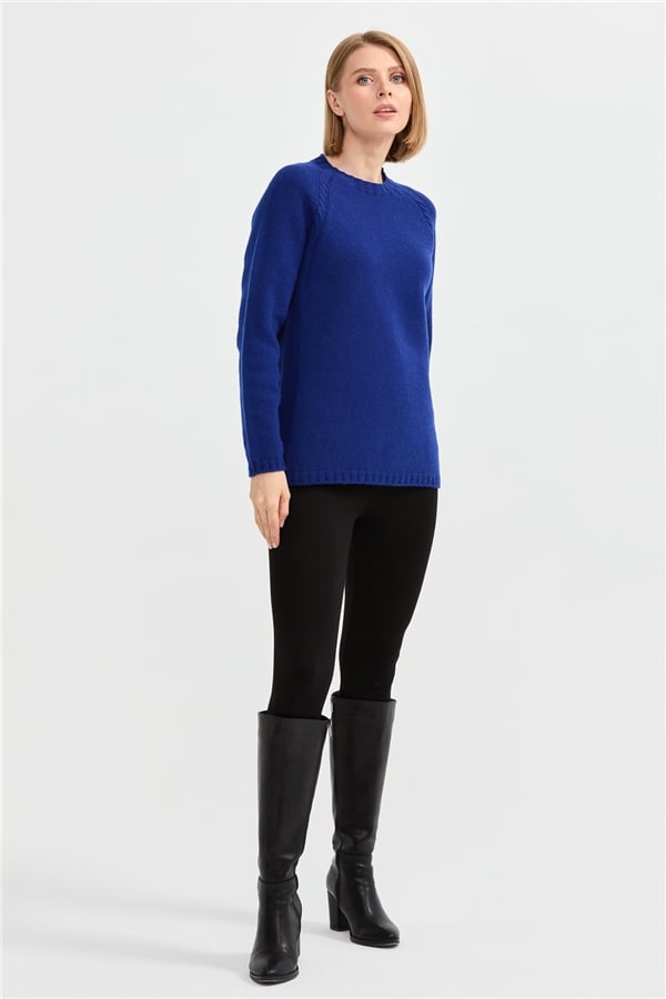Женский шерстяной свитер с круглым вырезом и вязкой косичка темно синий