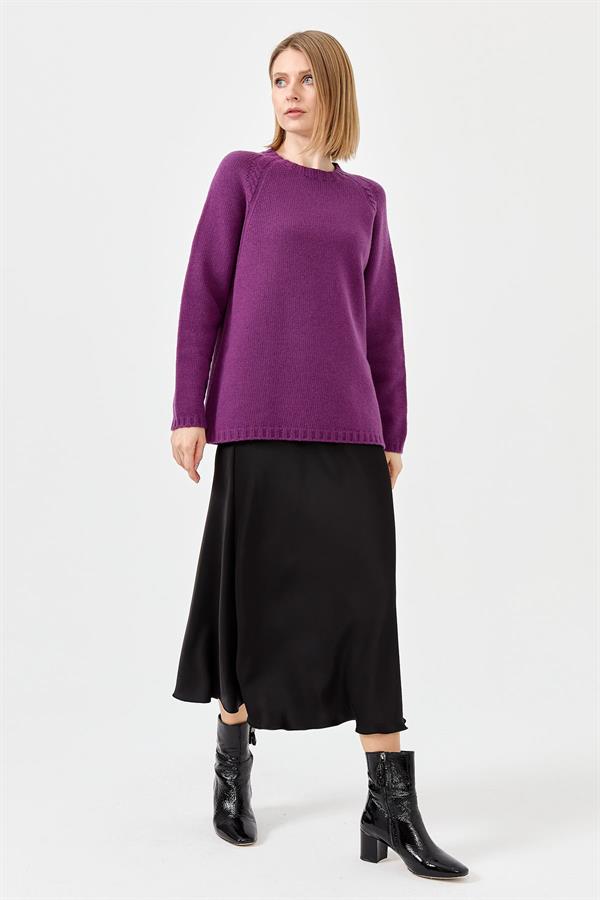 Женский шерстяной свитер с круглым вырезом и вязкой косичка на рукаве светло фиолетовый 