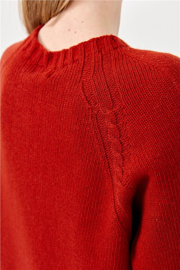 Женский шерстяной свитер с круглым вырезом и вязкой косичка ТЕМНАЯ ПЛИТКА