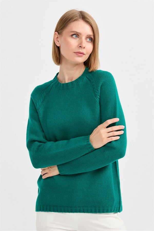 Женский шерстяной свитер с круглым вырезом и вязкой косичка на рукаве ярко зеленый 