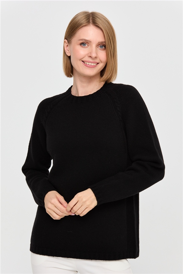 Женский шерстяной свитер с круглым вырезом и вязкой косичка на рукаве черный 