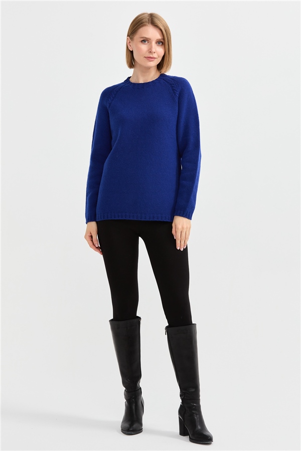 Женский шерстяной свитер с круглым вырезом и вязкой косичка темно синий