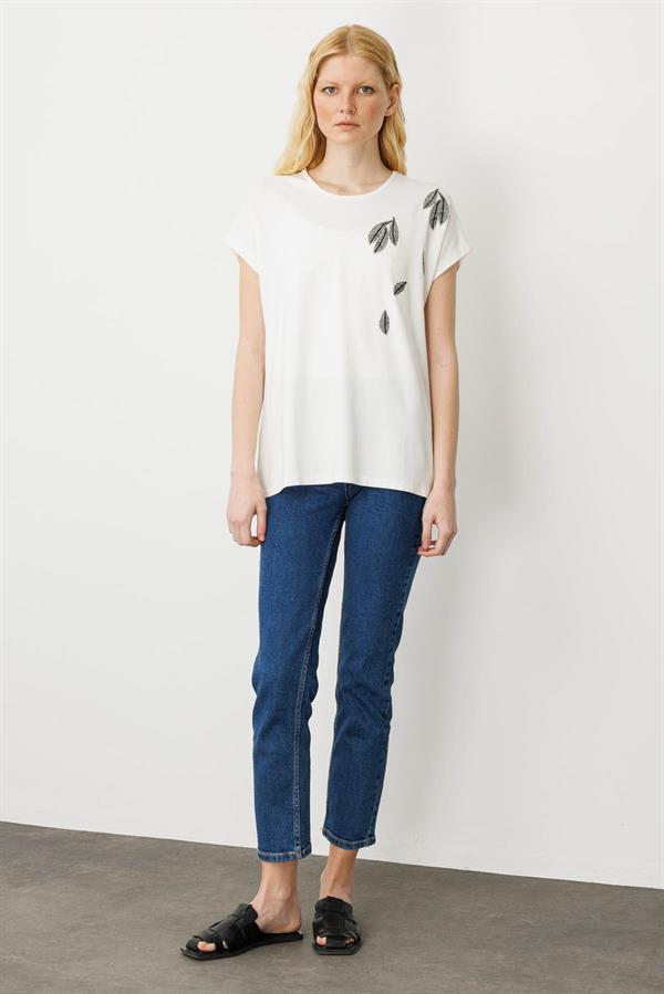 Женская хлопковая футболка с круглым вырезом и стразами на вороте кремовая 