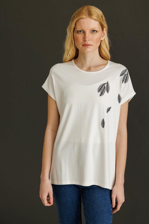 Женская хлопковая футболка с круглым вырезом и стразами на вороте кремовая 