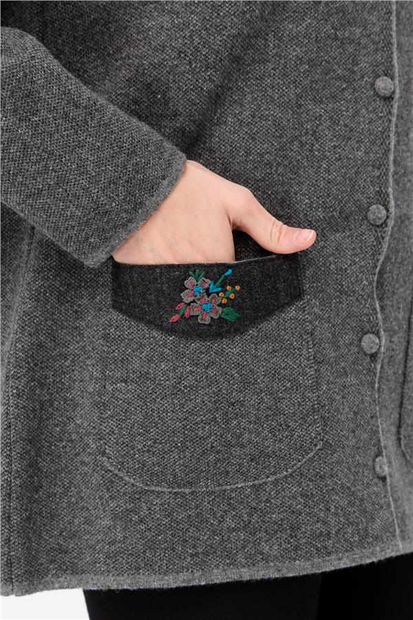 Женская шерстяная куртка с круглым вырезом, плечами и карманами из фетра с вышивкой