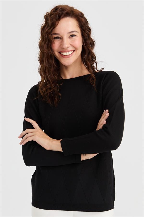 Женский вязаный свитер с круглым вырезом спереди и ромбовидными узорами