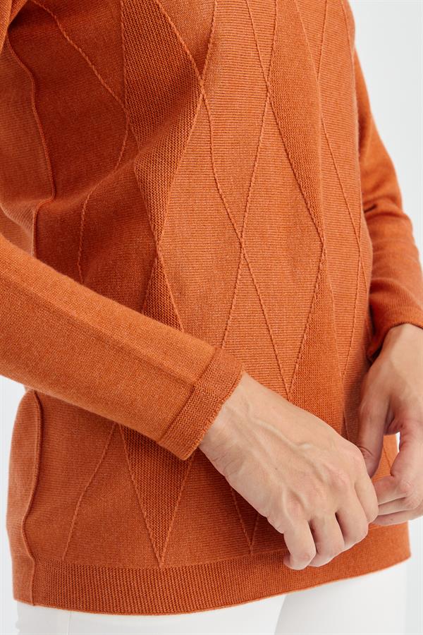 Женский вязаный свитер с круглым вырезом спереди и ромбовидными узорами