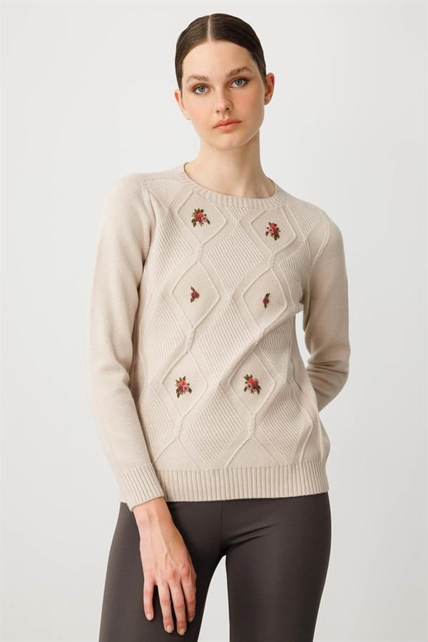 Kadın Sıfır Yaka Önü Baklava İşlemeli Kazak Bej