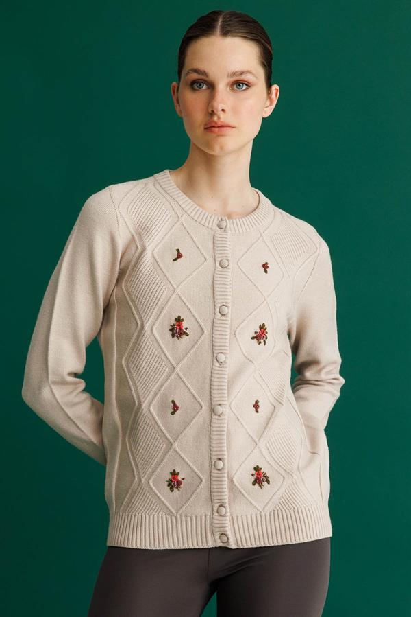 Kadın Sıfır Yaka Önü Baklavalı Nakış İşlemeli Hırka Bej