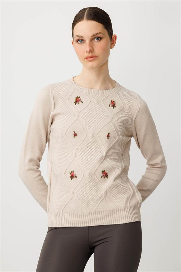 Kadın Sıfır Yaka Önü Baklava İşlemeli Kazak Bej