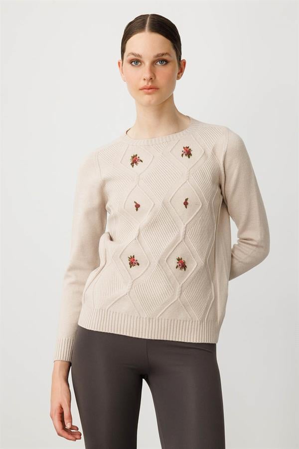 Kadın Sıfır Yaka Önü Baklava İşlemeli Kazak Bej