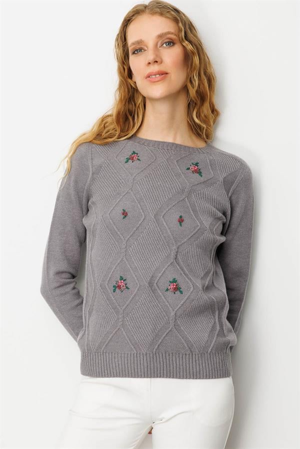 Kadın Sıfır Yaka Önü Baklava İşlemeli Kazak Füme