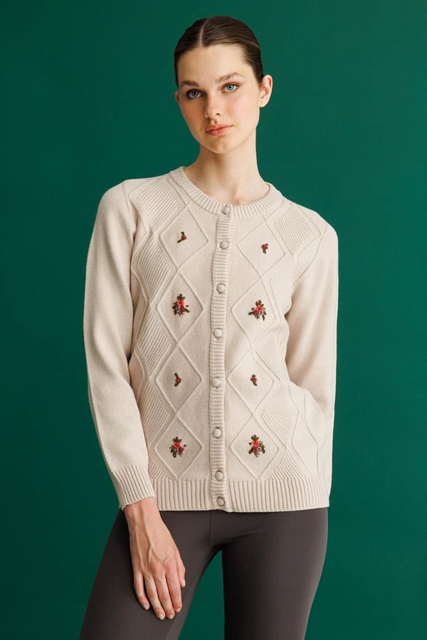 Kadın Sıfır Yaka Önü Baklavalı Nakış İşlemeli Hırka Bej