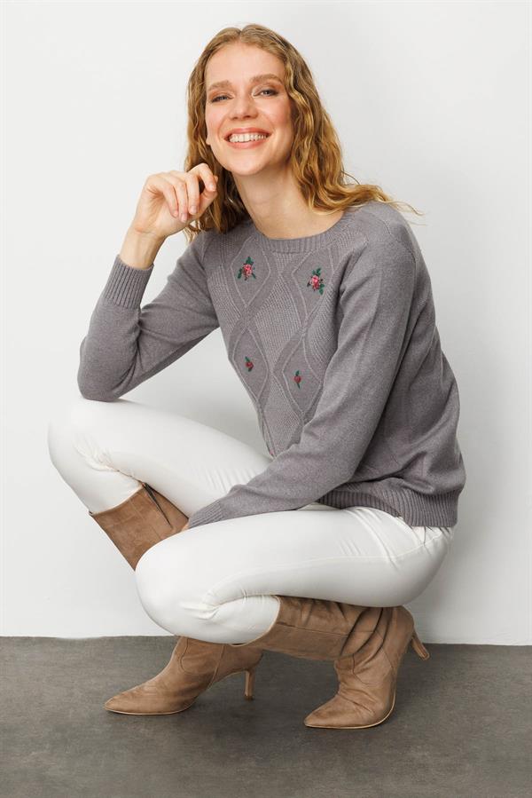 Kadın Sıfır Yaka Önü Baklava İşlemeli Kazak Füme