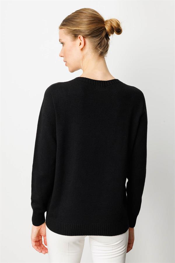 Kadın Sıfır Yaka Önü Baklava İşlemeli Kazak Siyah