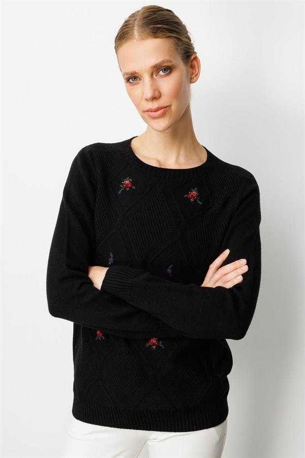 Kadın Sıfır Yaka Önü Baklava İşlemeli Kazak Siyah