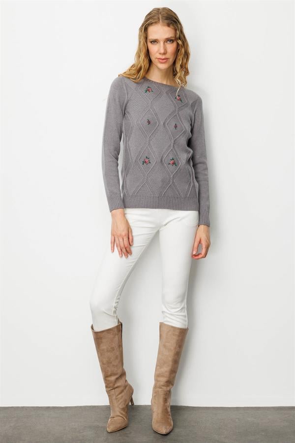 Kadın Sıfır Yaka Önü Baklava İşlemeli Kazak Füme