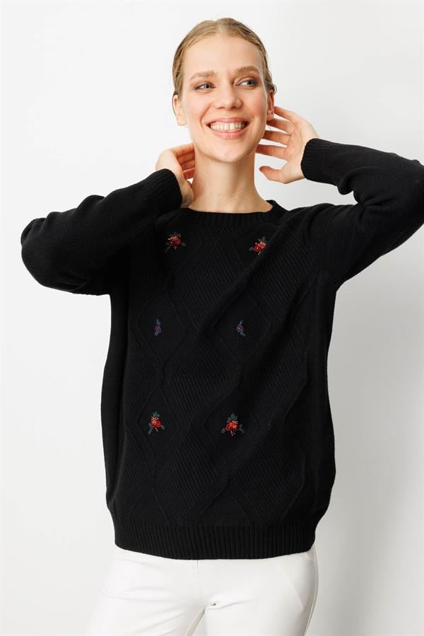 Kadın Sıfır Yaka Önü Baklava İşlemeli Kazak Siyah