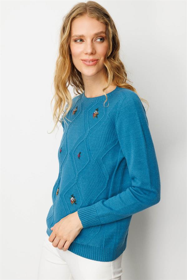 Kadın Sıfır Yaka Önü Baklava İşlemeli Kazak A.Petrol