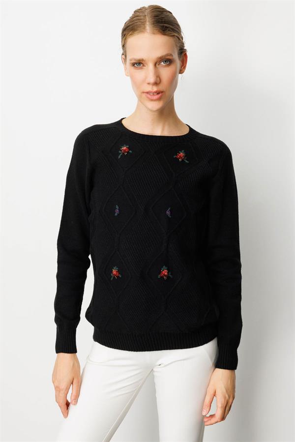 Kadın Sıfır Yaka Önü Baklava İşlemeli Kazak Siyah