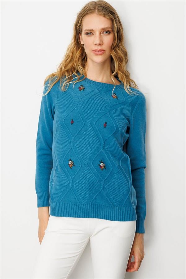 Kadın Sıfır Yaka Önü Baklava İşlemeli Kazak A.Petrol