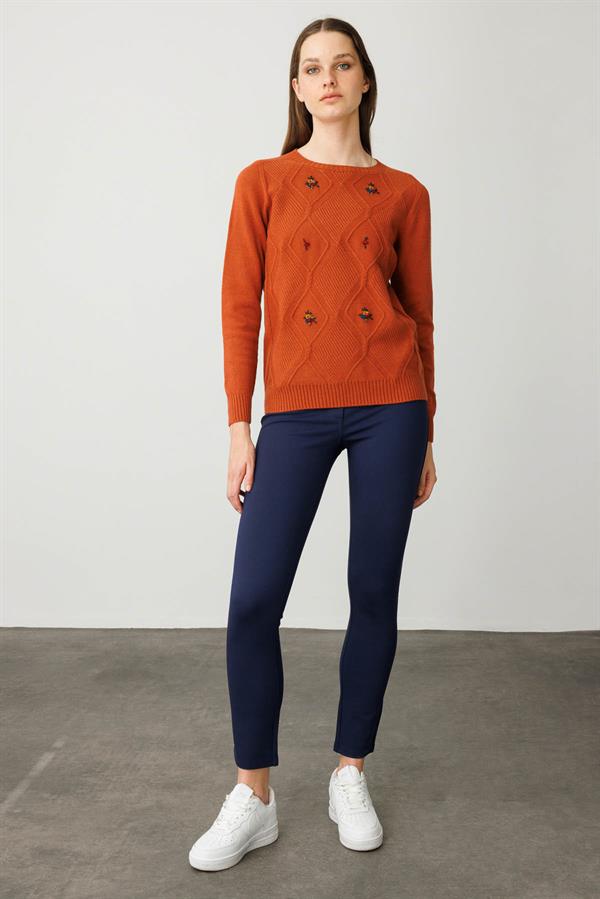 Kadın Sıfır Yaka Önü Baklava İşlemeli Kazak Kiremit