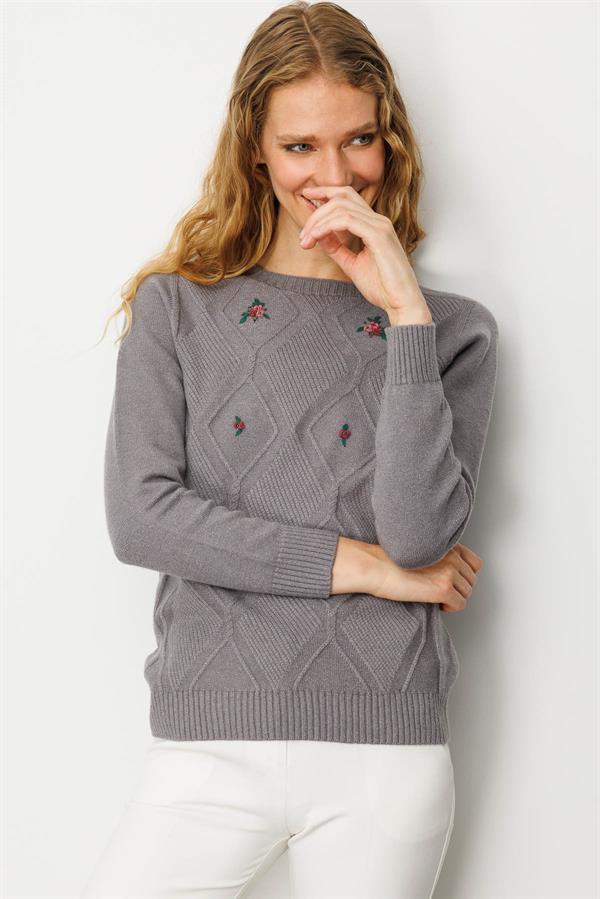 Kadın Sıfır Yaka Önü Baklava İşlemeli Kazak Füme