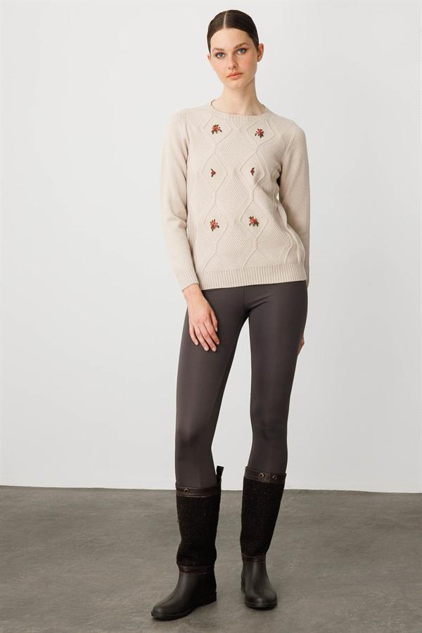 Kadın Sıfır Yaka Önü Baklava İşlemeli Kazak Bej