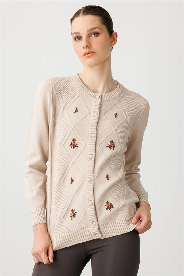 Kadın Sıfır Yaka Önü Baklavalı Nakış İşlemeli Hırka Bej