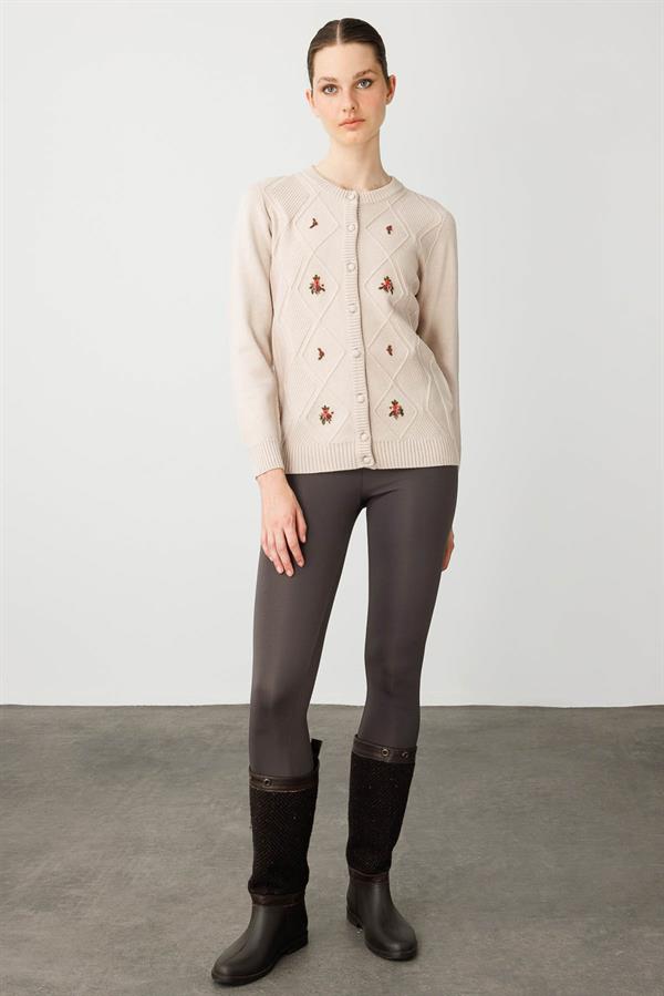 Kadın Sıfır Yaka Önü Baklavalı Nakış İşlemeli Hırka Bej