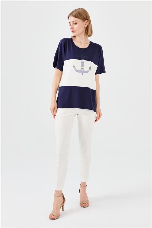 Женская блуза с круглым вырезом и рисунком 