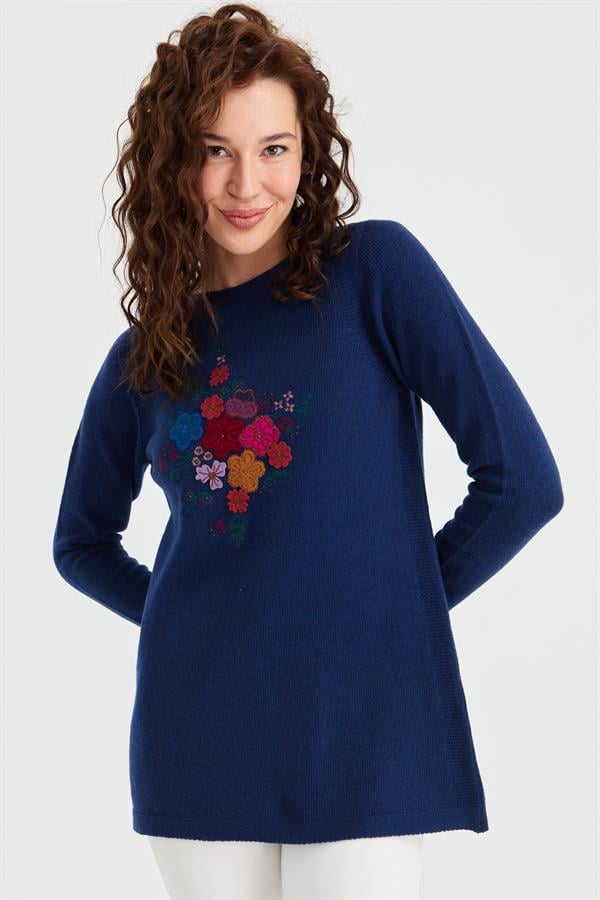 Женский длинный шерстяной свитер с круглым вырезом и вышивкой спереди