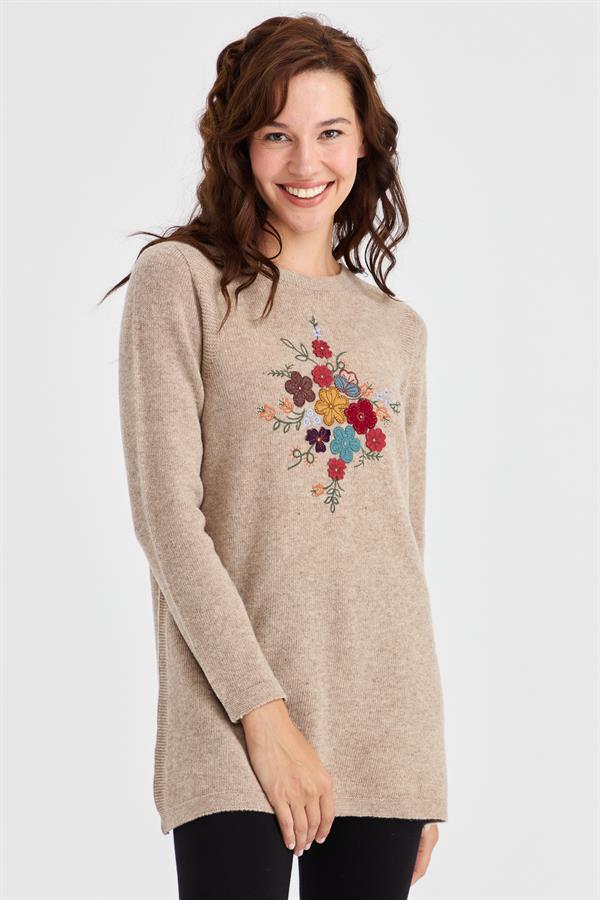Женский длинный шерстяной свитер с круглым вырезом и вышивкой спереди